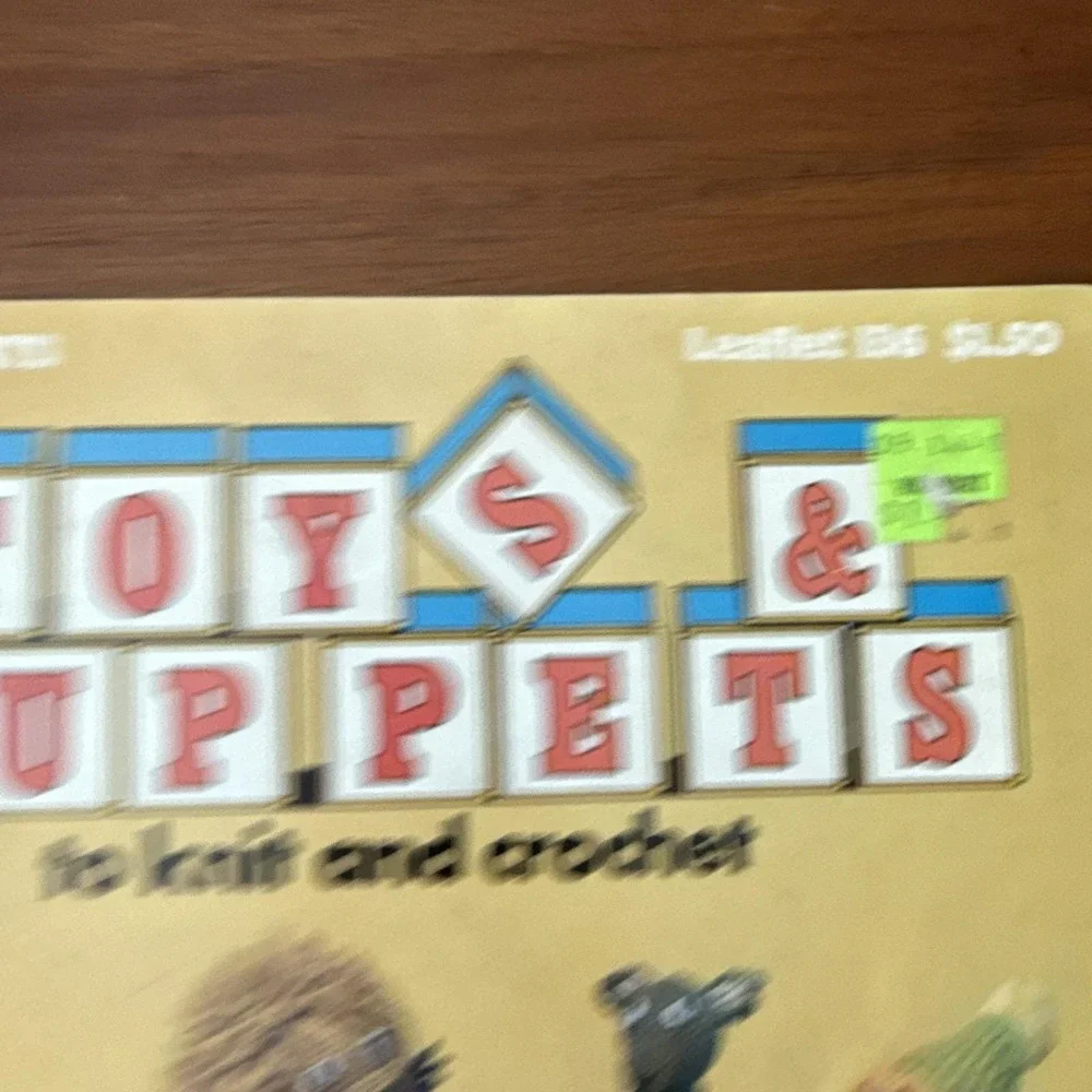 Leisure Arts Leaflet 136 – Toys & Puppets to Knit & Crochet (1978) – 18 Patterns